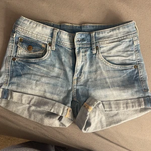 Jeans shorts  - Ett par jätte fina låg midjade jeans shorts säljer då de inte passar hör av er om ni har några frågor 