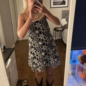 Virkad klänning - Säljer denna superfina virkade klänning från zara som jag knappt använt! Finns inte längre i zaras sortiment. Perfekt till sommaren:))