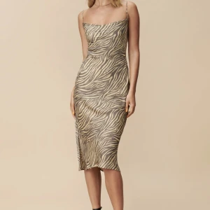 Adoore klänning  - Såå fin klänning från Adoore! Endast använd en gång så i nyskick. Nypris 1400. Storlek xs/34