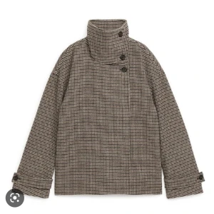 Arket kappa - Säljer min jättefina kappa från arket. Använd en del men i bra skick, bara ett litet hål på fodret men inget som märks mycket. Nypris: 1600kr