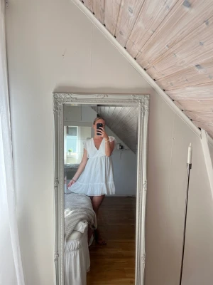 Studentklänning - Säljer min vita studentklänning!!!🥺🥺 supersöt med öppen rygg och dubbelt tyg så den är inte genomskinlig! Passar oxå perfekt som midsommarklänning eller bara en sommarkväll!!!🤍🤍💘