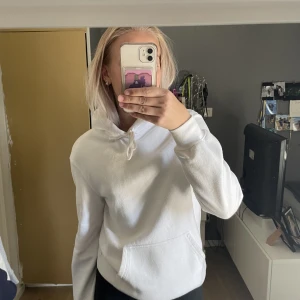 Hoodie - Säljer denna fina vita hoodie från HM, sparsamt använd så den har inga skador eller tecken på att den blivit använd. I storlek XS men jag skulle säga att den sitter som en S. Bara att skriva om du har frågor eller funderingar🤍