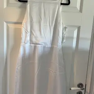 Fin vit klänning, säljs pga att den inte kommer till användning