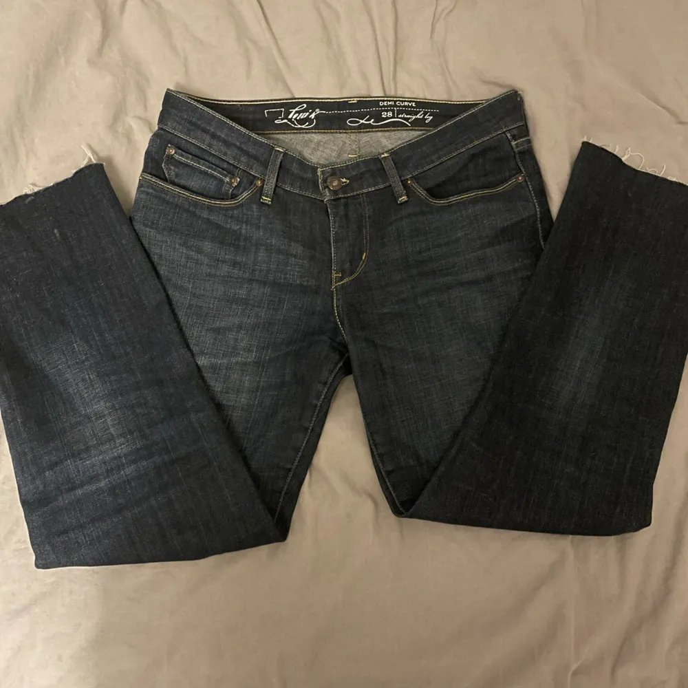 Säljer dessa skitsnygga Levis jeans då dom tyvärr är förstora för mig i midjan!! Storlek US 28/ EU 38 ganska korta i benen. Innerbenslängden är 64!🩷. Jeans & Byxor.