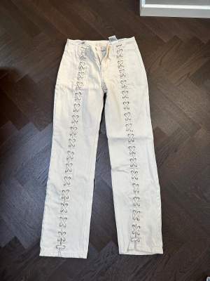 Säljer dessa vita jeans med snörning från HM i storlek 36