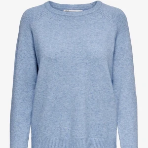 Only tröja - Säljer denna jättefina only stickade tröjan i storlek S. På andra bilden ser den lite grå ut men det är bara av det dåliga ljuset!! Har bara använt 1 gång och är i bra skick🩷