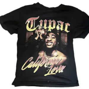 en svart tupac t-shirt från pull&bear storlek S i bra skick, de är lite fläckar längst ner på tröjan som man ser på första bilden annars helt perfekt skick 