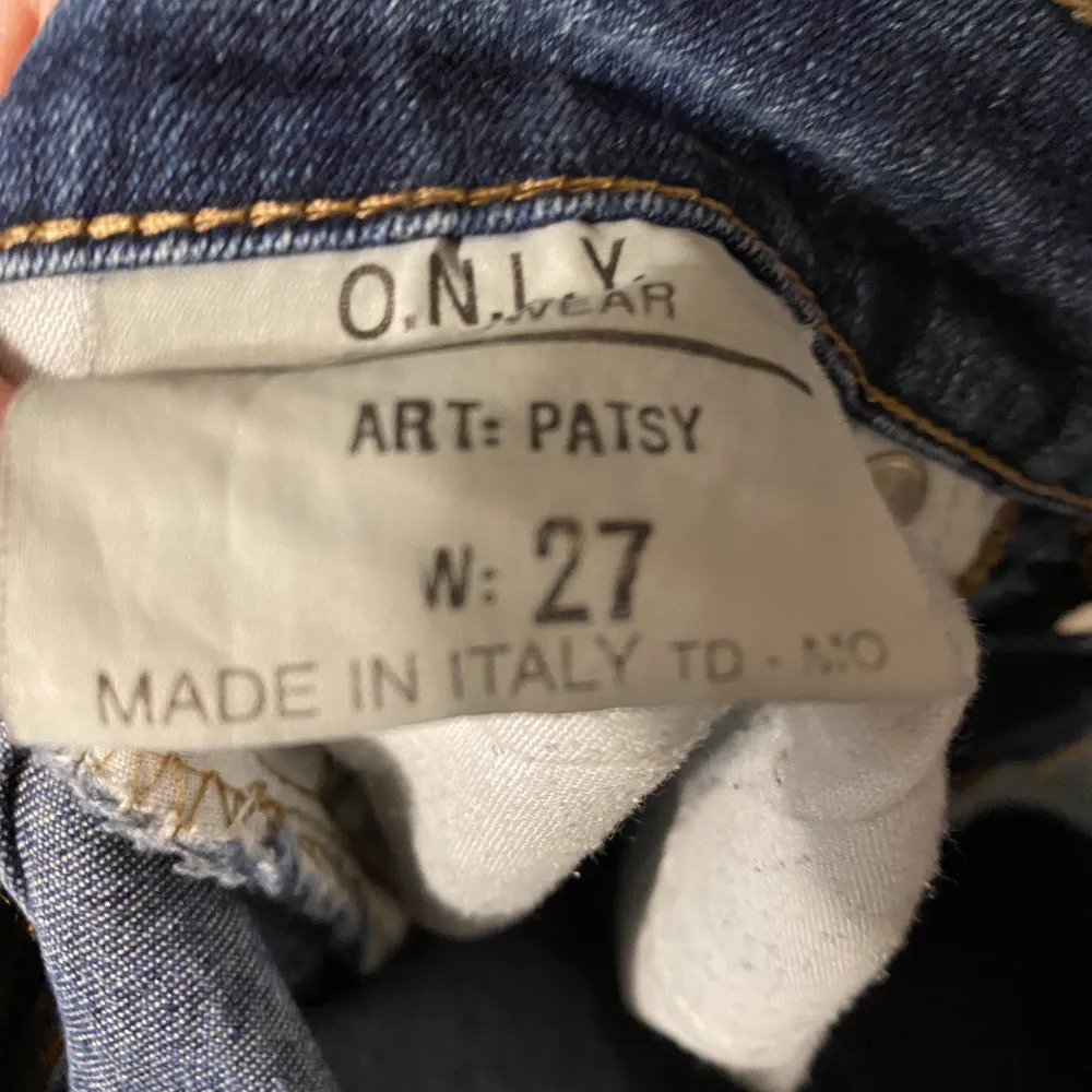 jättefina flare jeans från only. endast testade. storlek w27. Farkut & Housut.