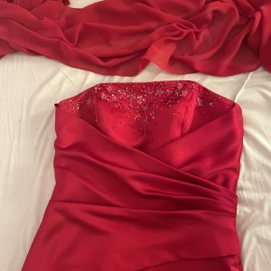 Balklänning  - Röd Klänning till balen använd 1 gång. Priset kan diskuteras 