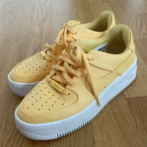 Nike Air Force 1 - Gula Nike Air Force 1 i storlek 37,5. Jag har bara använt skorna 2 gånger sen jag köpte dom så det är i väldigt bra skick. Jag har tagit ut sulorna men man kan sätta in vilka som helst som är i storlek 37-38. (Jag använde dom utan) ✨