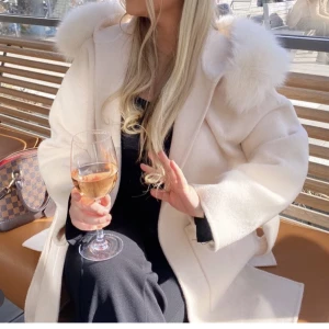 Pälskappa - Säljer min fina pälskappa som är i perfekt skick. Den är använd fåtal gånger men den har inga defekter alls!