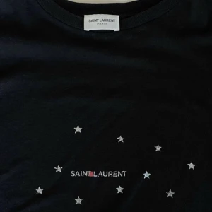 Saint Laurent T-shirt  - Storlek xs i oversized fit. Har självklart kvitto! Köpt för ca 4000kr på ysls hemsida, så ett riktigt kap!🤍🤍
