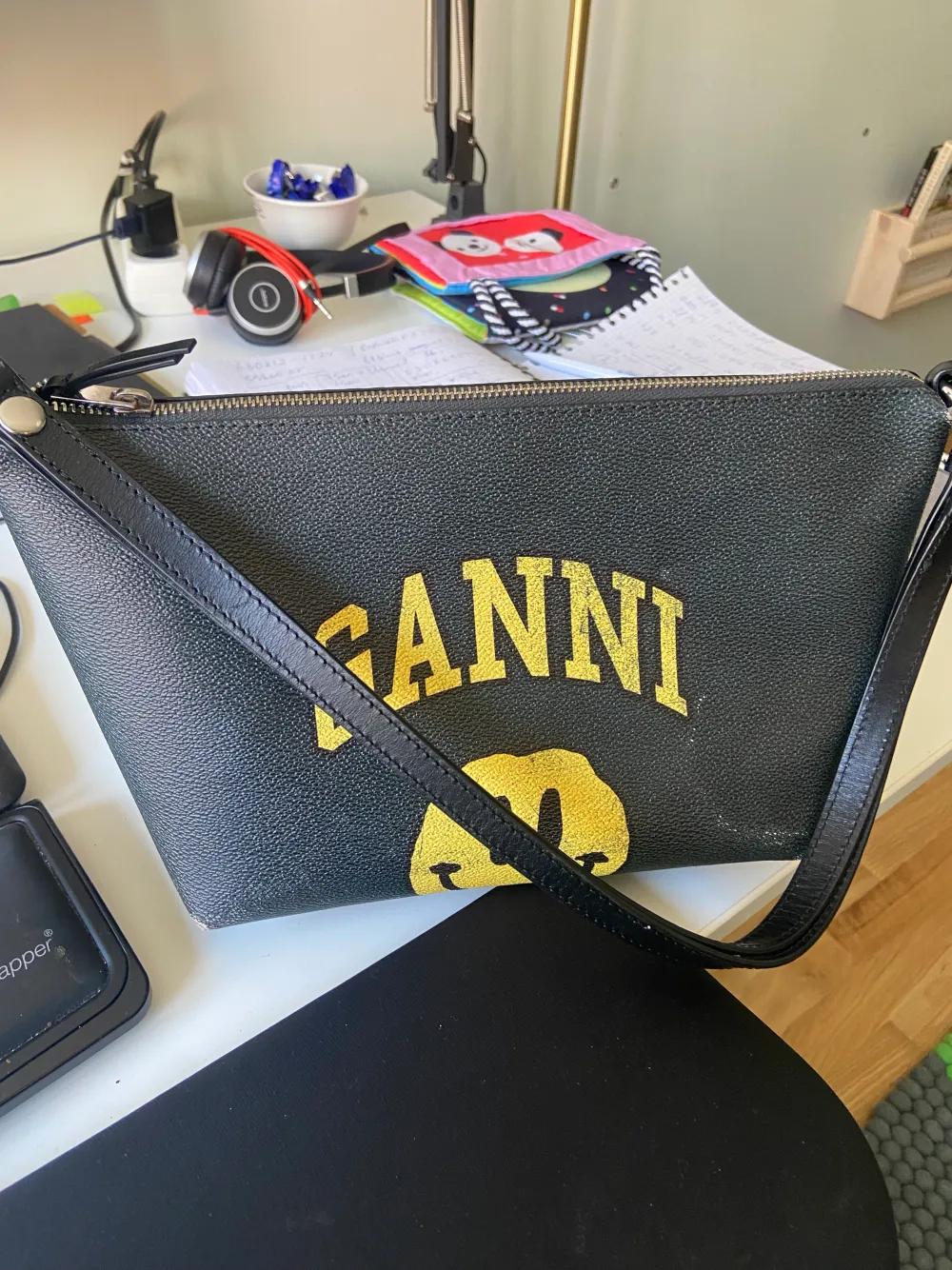 Säljer denna väska från Ganni. Väskor.