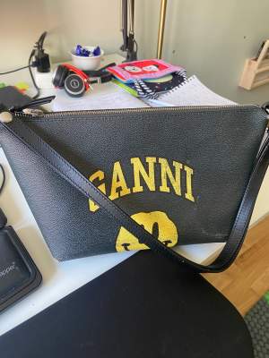 Säljer denna väska från Ganni