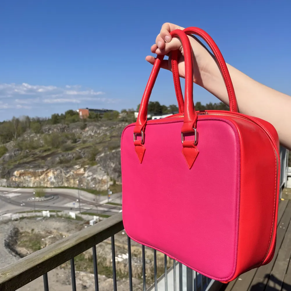FRI FRAKT📦 Rosa Lancôme väska, tror att det är en sminkväskan i grunden men har aldrig använts som det. Den rymmer mycket och ser riktigt Aesthetic ut. Den har både barbie rosa och lite mer åt aprikos rosa i en nästan lite color blockning effekt. . Väskor.