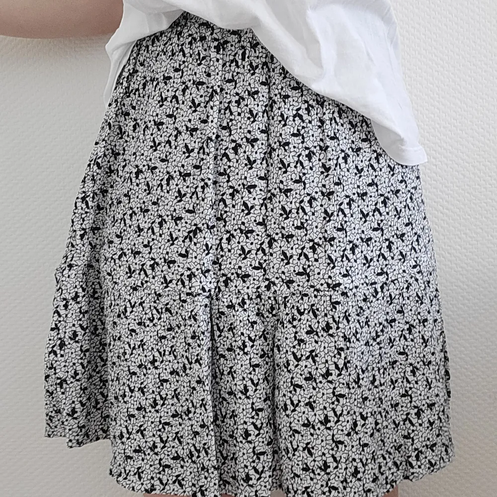 Blommig och mysig kjol från Cubus, helt oanvänd!💕 I storlek XS men den är ju elastisk i midjan så den sitter helt perfekt som S också💗. Kjolar.
