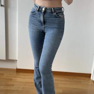 bootcut jeans använda två gånger, från bikbok
