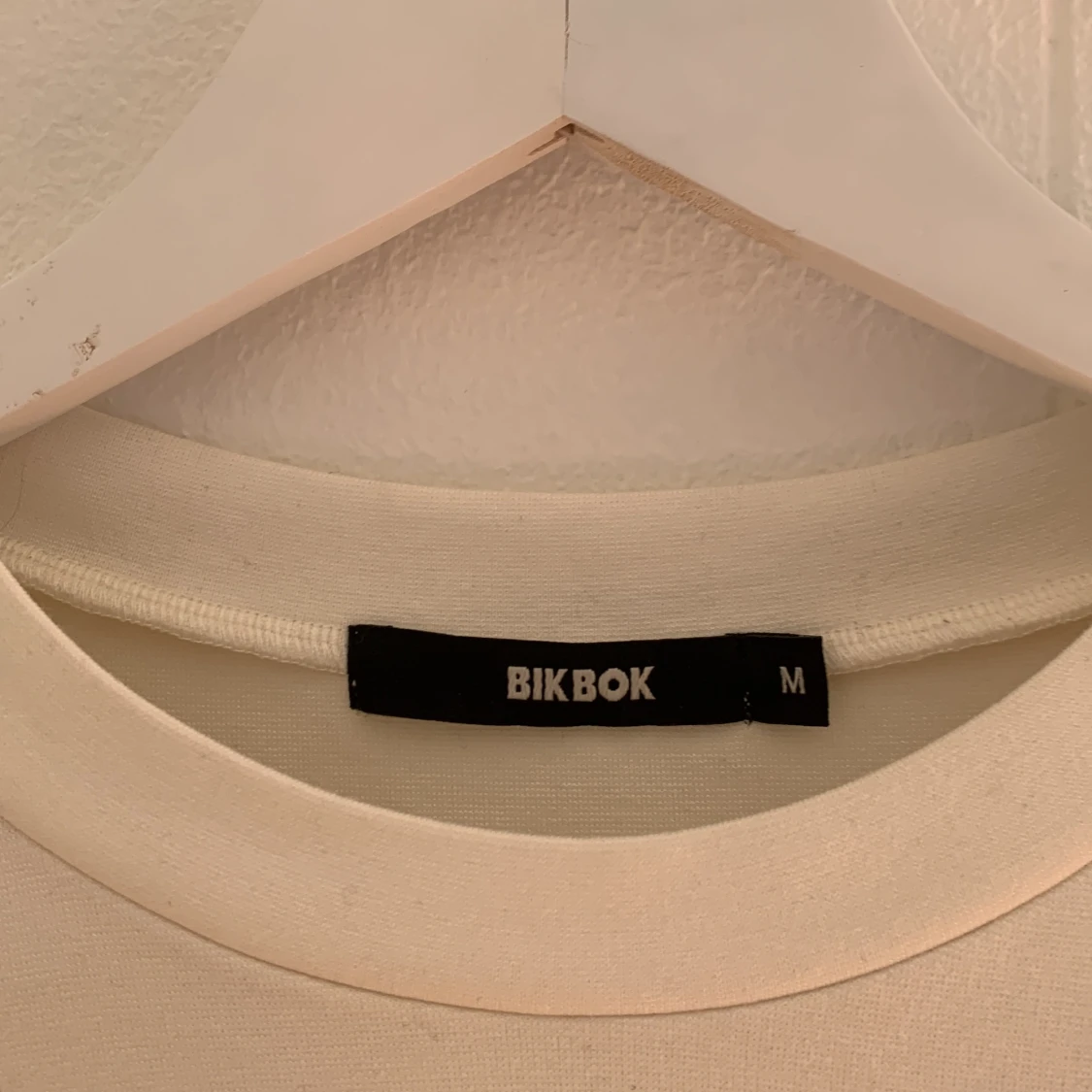 Vit tröja med guldknappar  - 90