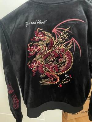 Drop Dead x Game of Thrones rare - Super snygg bomber i sammet som är väldigt ovanlig från drop deads collab med GoT. Sitter som en S/XS och är använd väldigt få gånger.  Kan gå ner i pris om ni köper fort 🥰