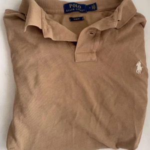 Ralph Lauren piké - Beige/ brun piké tröja. Storlek M ✨