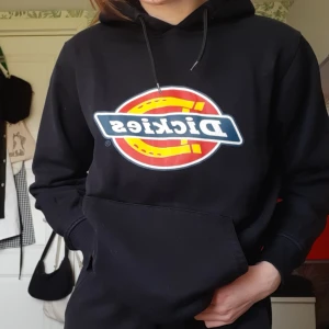 Dickies hoodie - Säljer min Dickies hoodie då jag inte använder den längre. Den är i fint skick och trycket är i hyfsat bra skick (se bild 2). Den är använd ett par gånger💕 Skicka för fler bilder och mer info🌷 Priset går att diskuteras.