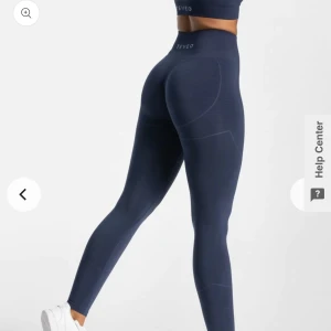 Tights från teveo strl xs -  tights ifrån teveo i modellen true. Snygga detaljer på fram och baksida som framhäver fint! Strl xs, marinblå