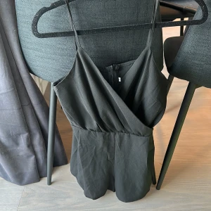 Jumpsuiten  - Jumpsuit i strl S, passar mer XXS eller XS väldigt bra skick knappt använd. Säljs för 140kr 