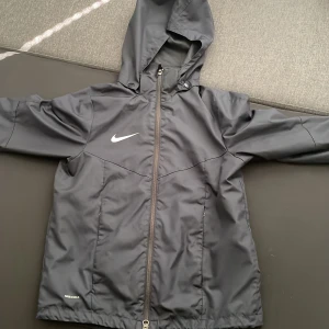 Nike jacka  - Använd 1 gång jätte bra skick