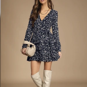 SOMMARKLÄNNING - Klänning från ONLY! Plagget är i gott skick, skriv gärna för mer info :)