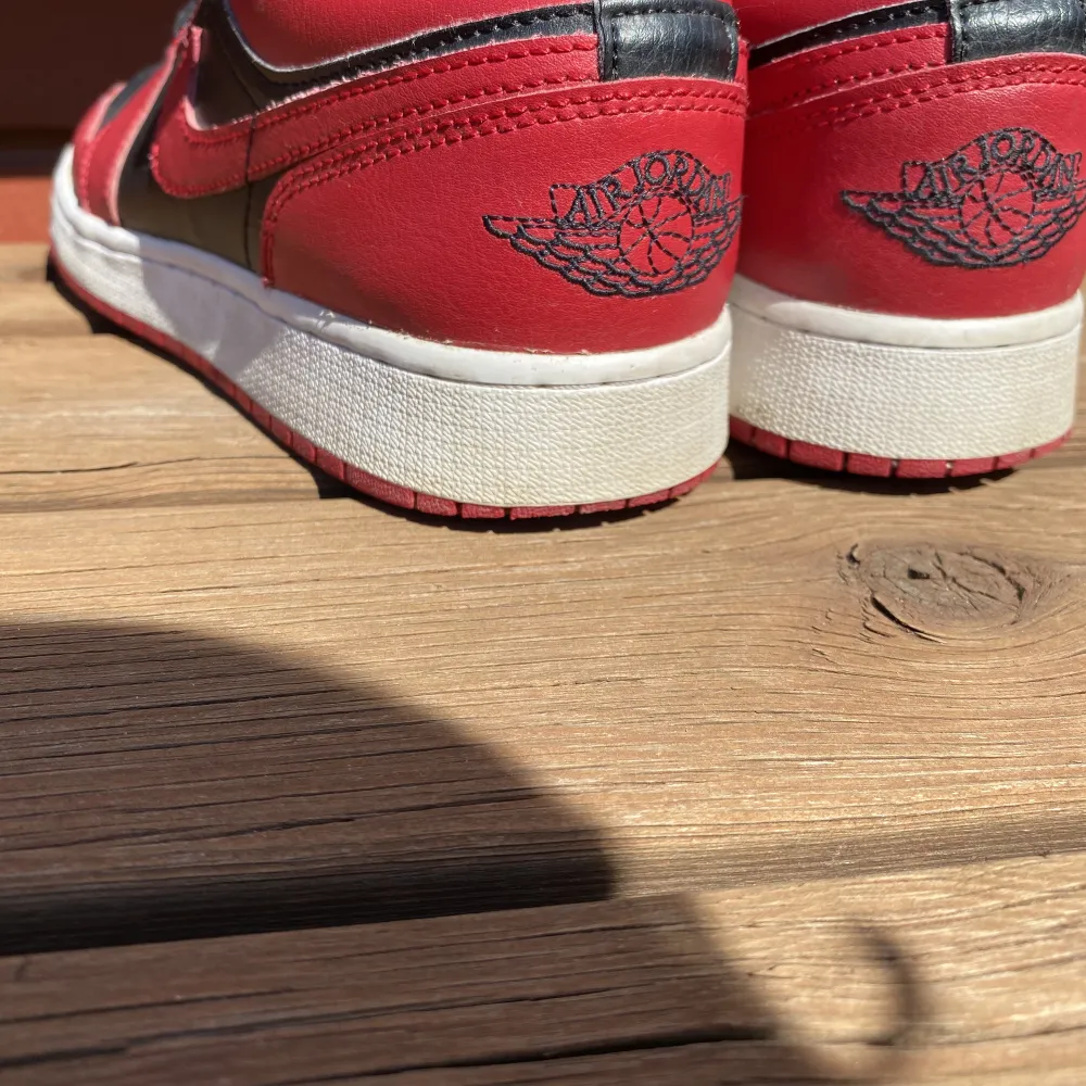 Air Jordan 1 low röda och svarta som är i storlek 39, UK 6 Skicket är 10/10. Fina skor som inte har används mycket.. Skor.