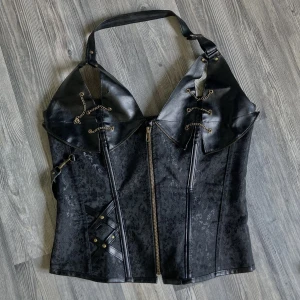 korsett!!!  - legit den finaste korsetten jag lagt ögonen på som tyvärr är för stor för mig som inte har så mycket pattar att fylla ut med.  bilden där jag har den är alltså inte alls rättvis, är jätte osäker på storlek o allt men skriv för mer bilder o vid funderingar