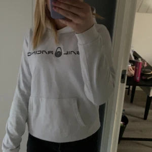 Vit sail racing - Säljer min vita sail racing tröja pågrund av att den aldrig används. Den är använd några få gånger men inte sliten eller något sånt. Storlek 160. Den passar mig som är 169 cm lång. Priset kan diskuteras.