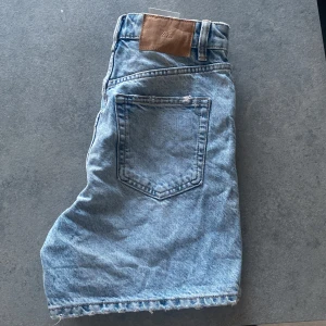 Zara Jeansshorts  - Ljusblåa Jeansshorts aldrig använda från Zara. Lappen är kvar. Super fina men säljer pågrund av att jag aldrig fått användning av dem❤️