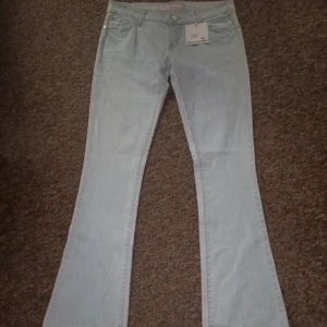 lågmidjade bootucutjeans - bootcutjeans med låg midja. helt oanvända. skulle säga att de passar någon med strl M💖