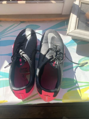 Nike phanton skor Limited edition  - Använda cirka 4 gånger och köpte de för 1250kr skorna är Limited edition och storlek 42 pris kan diskuteras och hör av dig vid fler frågor