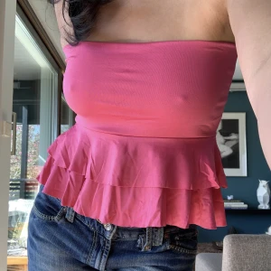 Söt topp/kjol! - Säljer denna chockrosa kjolen som även kan användas som en topp! Bra skick och mycket stretchig, passar nog XS-M! Kontakta gärna för fler bilder 💕