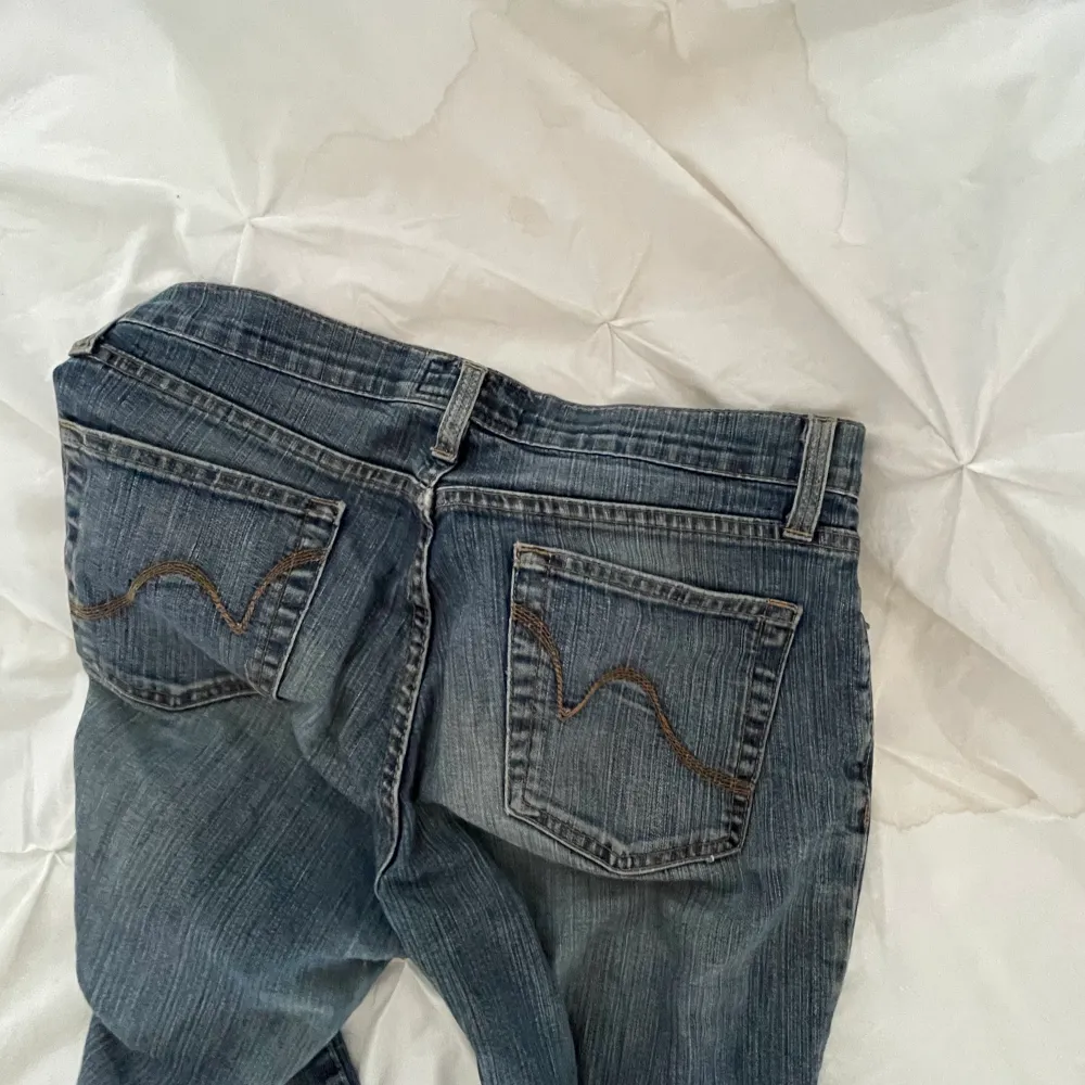 Säljer ett par skit snygga lowwaist jeans köpta på secondhand!!😍. Jeans & Byxor.