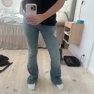 Så snygga!! knappt använda jeans från diesel i strl 24🔥🔥low waist bootcut, modellen är d-ebby och de köptes för ca 2000kr för någon månad sen 