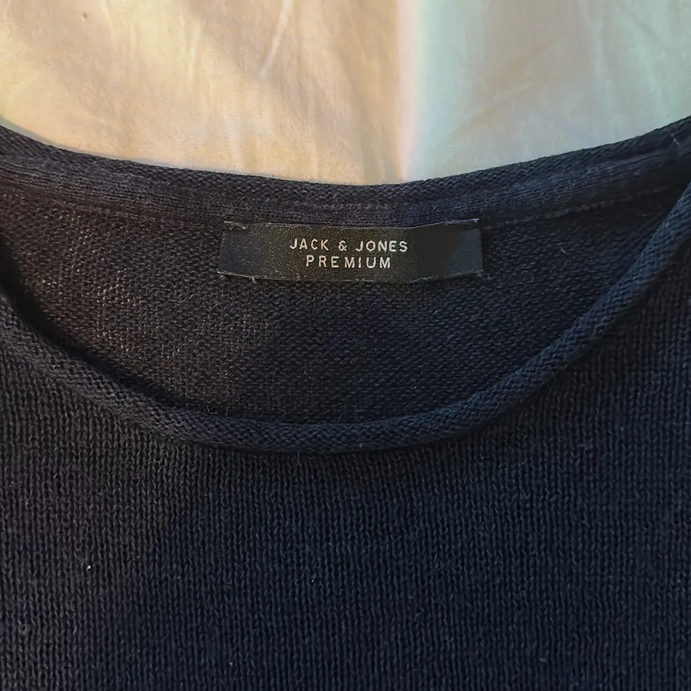 Svart Jack & Jones tröja som passar både S och M. Inte använd en enda gång utan den har bara chillat i garderoben. . Tröjor & Koftor.