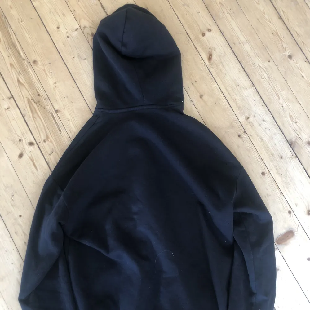 Köpt ifrån zalando, bra skick, används inte längre vill bara få bort. Hoodies.