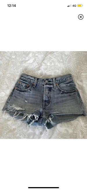 Levis shorts  - Säljer ett par jättefina Levis shorts perfekt till sommaren. Lågmidjade i stl xs.💕💖