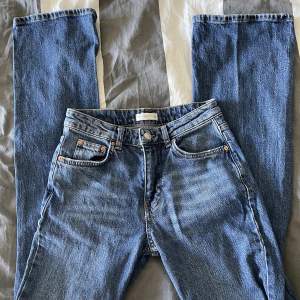 Jeans från Ginatricot. Säljer eftersom dom är alldeles för små! Kan tyvärr inte skicka bild med den på eftersom att dem är för små! Fint skick. Tryck inte på köp nu.