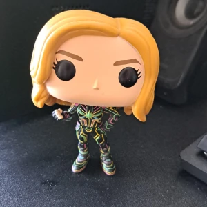 Captain marvel funko pop - Captain marvel funko pop med studsande huvud. 10 cm hög.