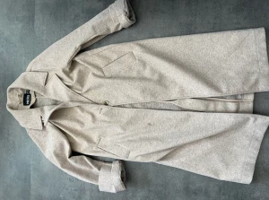 Spring Coat - Good condition, Worn twice. However, small mark on the frontside can be seen in 3rd picture.