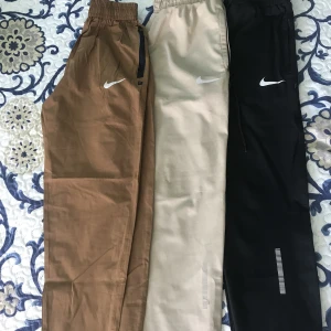 Nya Nike träningsbyxor  - Nya träningsbyxor med riktigt skönt material.   Storlek: M 200kr/st