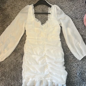 Vit student klänning strl L  - Säljer denna jätte fina vita student klänningen som ja köpte förra året på nelly inför min student. Den var min plan B och kom aldrig till använding. Endast testad aldrig använd, prislappen kvar. Perfekt för studenten och billigare pris än på nelly. 
