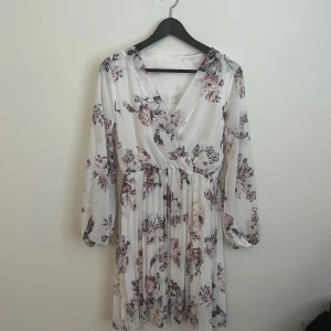 Blommig klänning - Aldrig använd