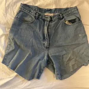 Avsklippta jeans shorts 