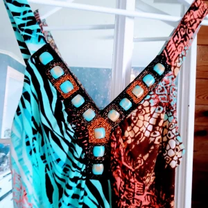 Klänning ny. Korall färgad stenar på !  - Denna klänning är i L XL stretch tyg helt nyköpt kollar intresse!?? Super fin på och skönt tunt tyg . Knä lång klänning! Kan även ha som tunika över leggings! Kofta på. 