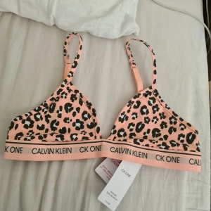 Ck bh/topp - Ny oanvänd bh från calvin klein i storlek M. Säljer då den inte passade mig. Köparen står för frakten, skriv vid frågor
